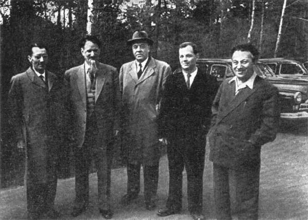 Ф.Жолио-Кюри, И.В.Курчатов, Д.В.Скобельцин, Л.А.Арцимович, А.И.Алиханов (слева направо), 1958 год Ф.Жолио-Кюри, И.В.Курчатов, Д.В.Скобельцин, Л.А.Арцимович, А.И.Алиханов (слева направо), 1958 год