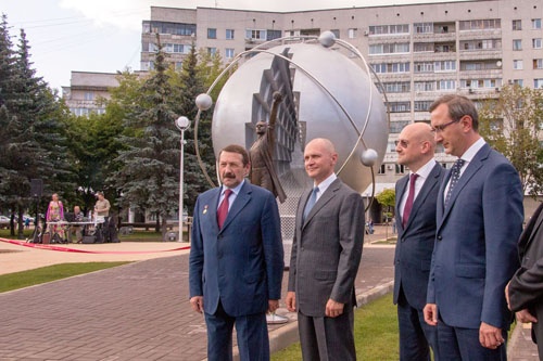 Сергей Кириенко на торжественном открытии памятника первопроходцам атомной энергетики в Обнинске Сергей Кириенко на торжественном открытии памятника первопроходцам атомной энергетики в Обнинске