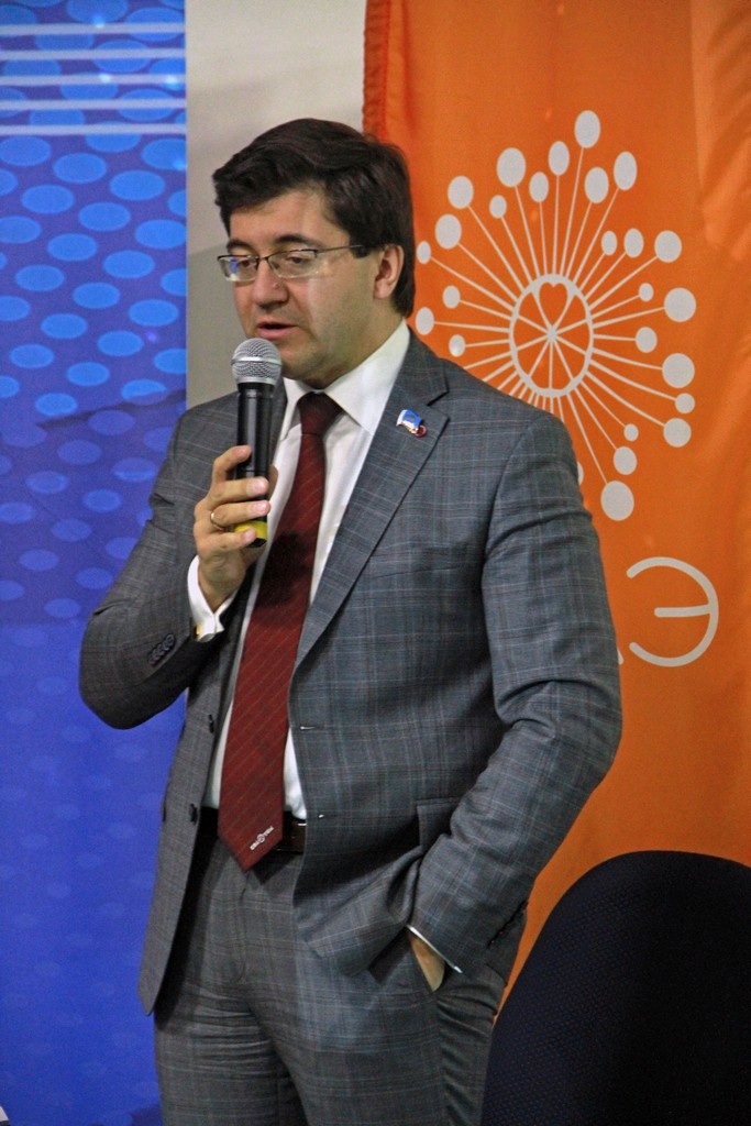 И выступает И выступает