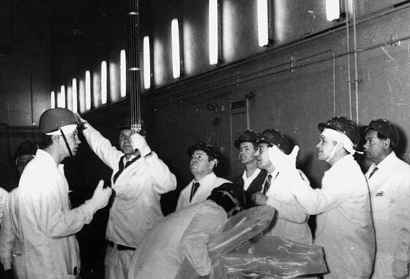 Загрузка топливной кассеты в реактор № 1 ЛАЭС Загрузка топливной кассеты в реактор № 1 ЛАЭС