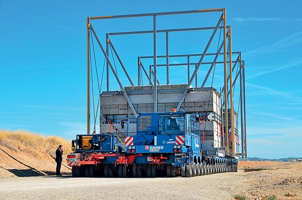Подготовка 104-километрового «Пути ITER» обошлась Франции в €110 млн и четыре года работы. На фото: транспортер с тестовым грузом массой 800 т. Подготовка 104-километрового «Пути ITER» обошлась Франции в €110 млн и четыре года работы. На фото: транспортер с тестовым грузом массой 800 т.