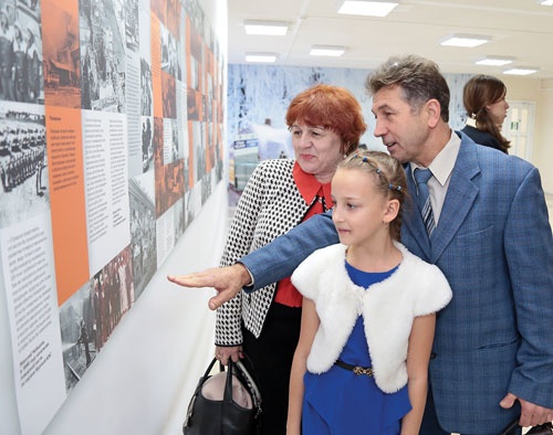 Возле информационного панно Возле информационного панно