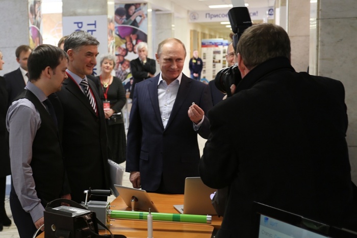 Владимир Путин в НИЯУ МИФИ держит капсулу Ландыш, фото http://endokapsula.ru Владимир Путин в НИЯУ МИФИ держит капсулу Ландыш, фото http://endokapsula.ru