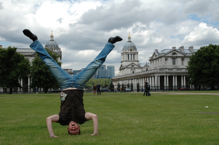 дом вниз головой. человек висит вверх ногами. фотосессия вверх ногами. ноги кверху. фотографирует вверх ногами.